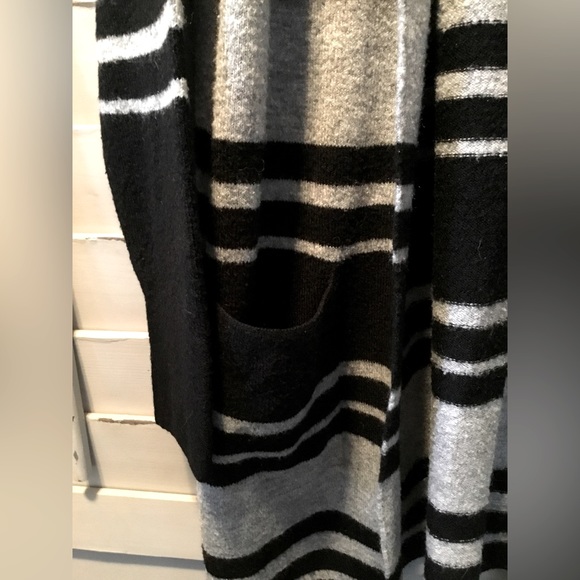 Banana Republic grey and black cardigan - Picture 2 of 3